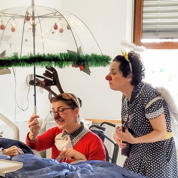 Der liebevoll geschmückte „Weihnachtsschirm“ ersetzte den Christbaum.