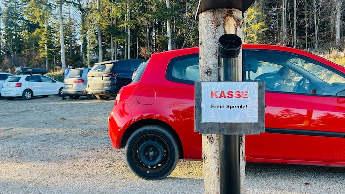 Auf diesem Parkplatz freut sich der Besitzer über freie Spenden.