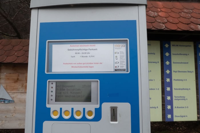 Am Fuße der Hohen Wand bezahlt man am Automat.