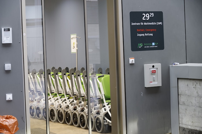 In der Notaufnahme sorgte die Tür-Beklebung für Aufregung.