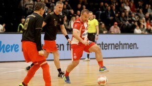 Fußball-Legenden wie hier David Sencar (am Ball) und Stefan Maierhofer (Mitte) sorgen beim ...