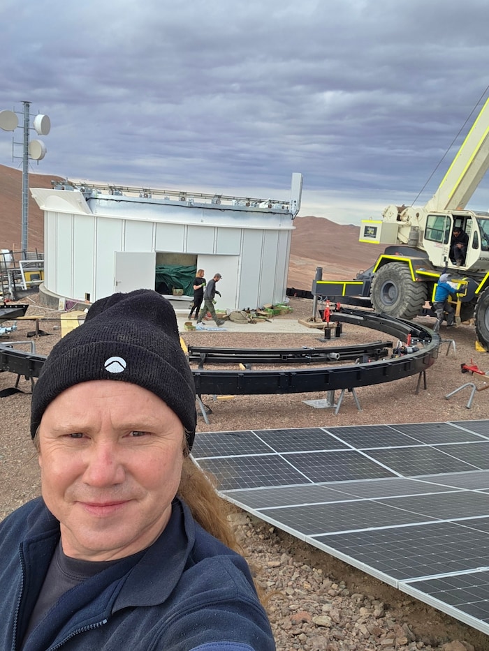 Klaus Pichlbauer, Geschäftsführer von Innovametall, reiste zur Montage der Kuppel mit einem ...