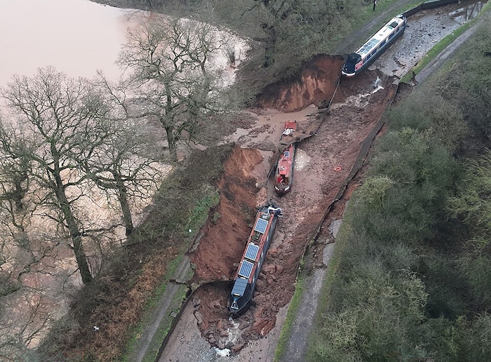 Die Wand des Kanals brach ein, am Feld daneben sammelte sich Wasser.