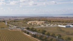 Dezente Naturfarben, kompakte Bauweise: Die Klinik soll in die Landschaft passen.