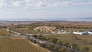 Dezente Naturfarben, kompakte Bauweise: Die Klinik soll in die Landschaft passen.