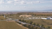 Dezente Naturfarben, kompakte Bauweise: Die Klinik soll in die Landschaft passen.