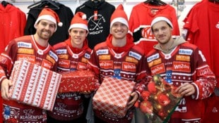 Die KAC-Weihnachtsmänner Josh Teves, David Waschnig, Thimo Nickl und Simeon Schwinger (von ...