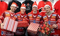 Die KAC-Weihnachtsmänner Josh Teves, David Waschnig, Thimo Nickl und Simeon Schwinger (von ...