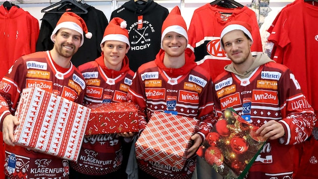 Die KAC-Weihnachtsmänner Josh Teves, David Waschnig, Thimo Nickl und Simeon Schwinger (von ...