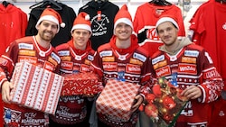 Die KAC-Weihnachtsmänner Josh Teves, David Waschnig, Thimo Nickl und Simeon Schwinger (von ...