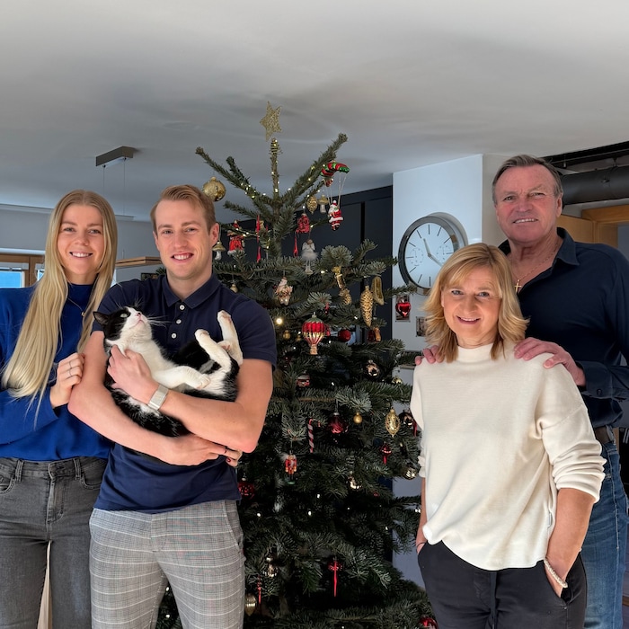 Weihnachten feiert Jan Niedermayer mit Freundin Noelle, Kater Toni und seinen Eltern Monika und ...