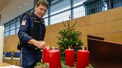 Weihnachtlich mit Adventkranz und Christbaum zeigt sich die Sporthalle in der Salzburger ...