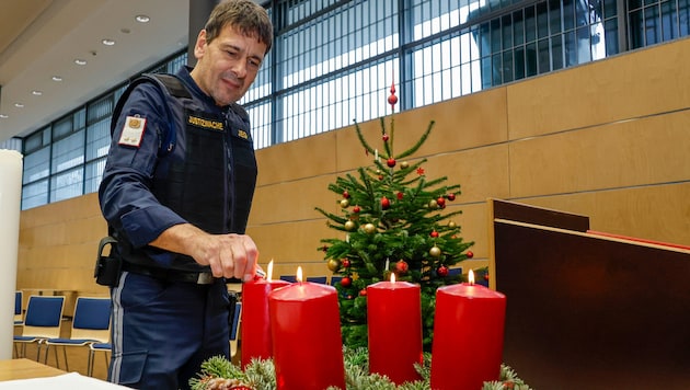 Weihnachtlich mit Adventkranz und Christbaum zeigt sich die Sporthalle in der Salzburger ...