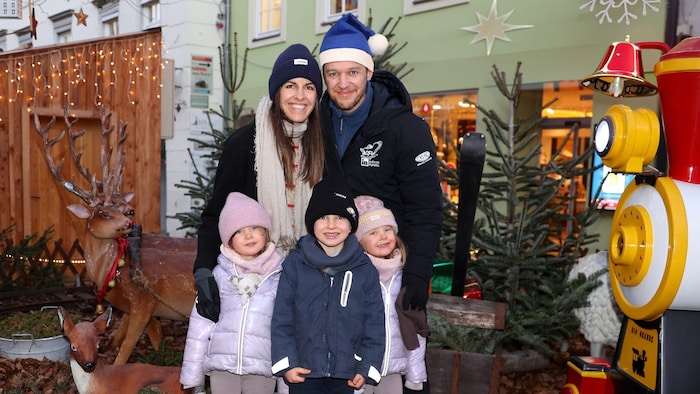 John Hughes mit Gattin Michaela und den Kids am Weihnachtsmarkt in Villach.