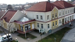 Aus dem ehemaligen Volksbank -Gebäude sind Arzt-Praxen geworden. Barrierefrei ist das Gebäude, ...