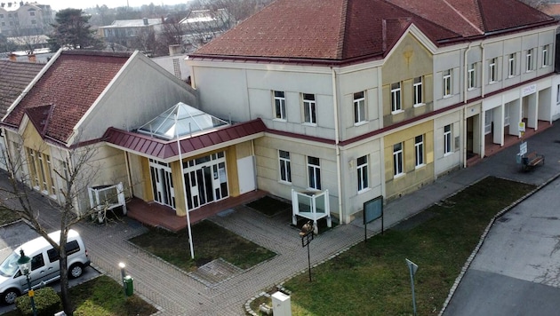 Aus dem ehemaligen Volksbank -Gebäude sind Arzt-Praxen geworden. Barrierefrei ist das Gebäude, ...