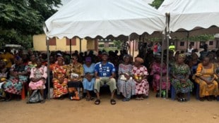 Chibuike Nwaiwu inmitten der Witwen, die er zu Weihnachten unterstützt.