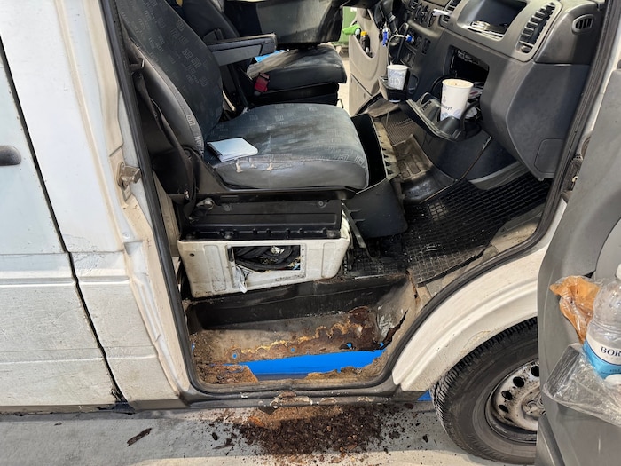 Bei einem polnischen Klein-Lkw war die Bodenplatte durchgerostet und bot freie Sicht auf die ...