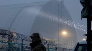 Die Hülle isoliert den zerstörten vierten Reaktorblock des Kernkraftwerks Tschernobyl und ...