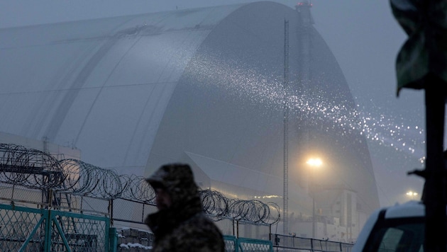 Die Hülle isoliert den zerstörten vierten Reaktorblock des Kernkraftwerks Tschernobyl und ...