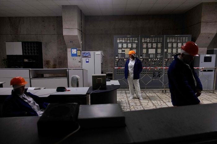 Mitarbeiter beim Kontrollpanel im Atomkraftwerk Tschernobyl