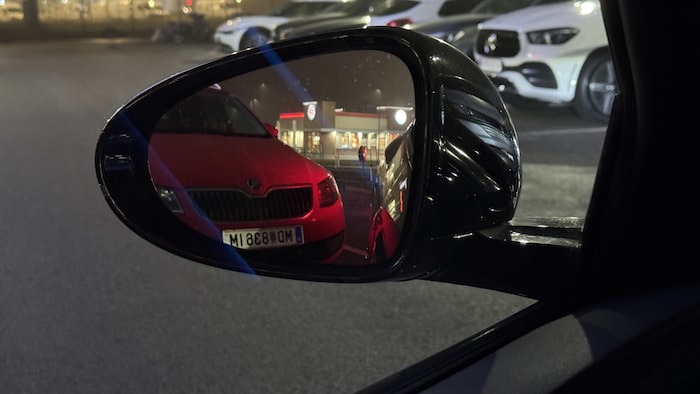 ... im Außenspiegel erkennt man: Da steht einer – und zwar ziemlich nah!