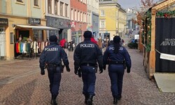 Auch am 24. Dezember streifen die Polizisten über Adventmärkte.