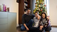 Raffael mit Mama und Papa vor dem Weihnachtsbaum.