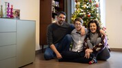 Raffael mit Mama und Papa vor dem Weihnachtsbaum.