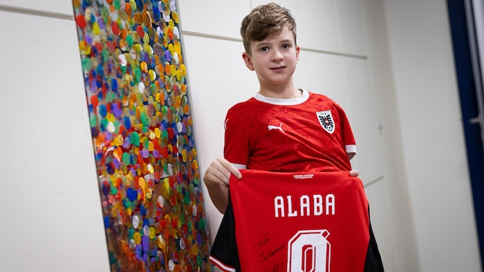 Der 11-jährige Johannes zeigt stolz sein signiertes Trikot.
