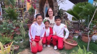 Schwester Karina mit ihren kleinen Schützlingen