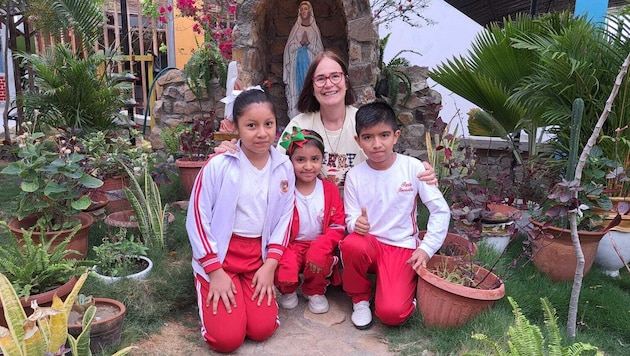 Schwester Karina mit ihren kleinen Schützlingen