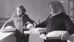 Die Frauen brachten die Germteigstriezel zum Bäcker. 