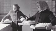 Die Frauen brachten die Germteigstriezel zum Bäcker. 