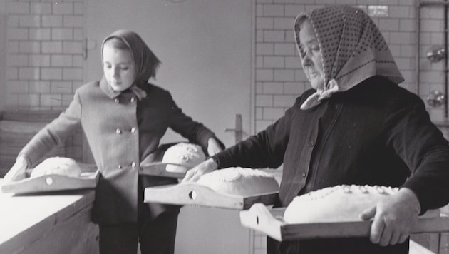 Die Frauen brachten die Germteigstriezel zum Bäcker.