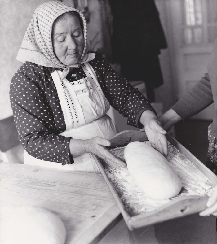 Aus dem Germteig wurde ein Striezel geformt, der dann verziert wie ein Wickelkind aussah.