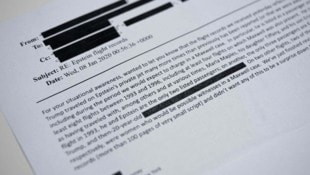 Viele Textstellen in den Epstein-Akten wurden geschwärzt veröffentlicht. Recherchen zeigen jetzt ...