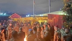 Im Kosovo (Pristina) haben österreichische Soldaten einen internationalen Adventmarkt auf die ...