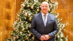 Kanzler Stocker spielt am Heiligen Abend Saxophon mit seinem Sohn.