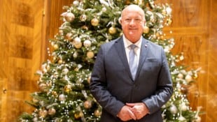 Kanzler Stocker spiel am Heiligen Abend Saxophon mit seinem Sohn