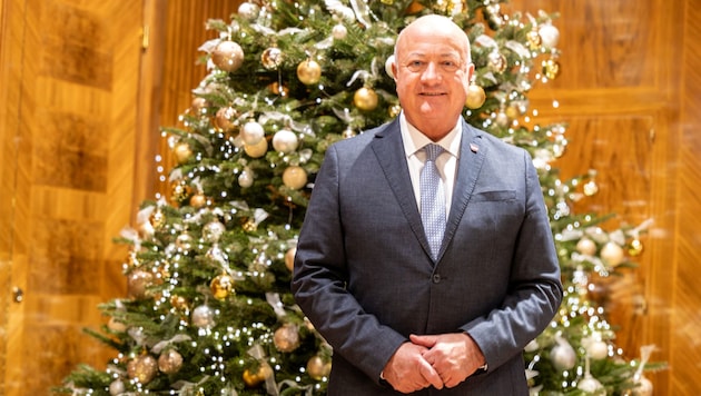 Kanzler Stocker spielt am Heiligen Abend Saxophon mit seinem Sohn.