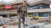 Vor drei Wochen herrschte noch Baustelle bei der Schule. Jetzt wird schon eingerichtet.