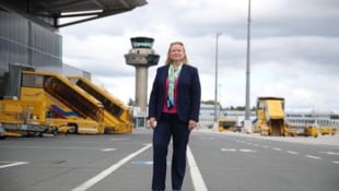 Flughafen-Chefin Bettina Ganghofer freut sich auf den 100. Geburtstag des Airports samt großem ...