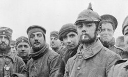An den Weihnachtsfeiertagen 1914 wurde gemeinsam gegessen, getrunken und Fußball gespielt.