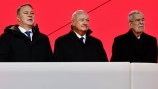Von links: Vizekanzler Andreas Babler, Kanzler Christian Stocker und Bundespräsident Alexander ...