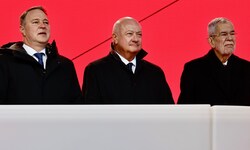 Von links: Vizekanzler Andreas Babler, Kanzler Christian Stocker und Bundespräsident Alexander ...