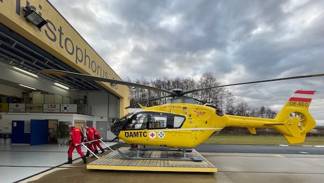 Bei schweren Unfällen ist die Crew des Notarzthelikopters startklar.
