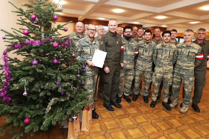 Brigadier Gasser bei den Soldaten, die bis Silvester im Dienst sind.
