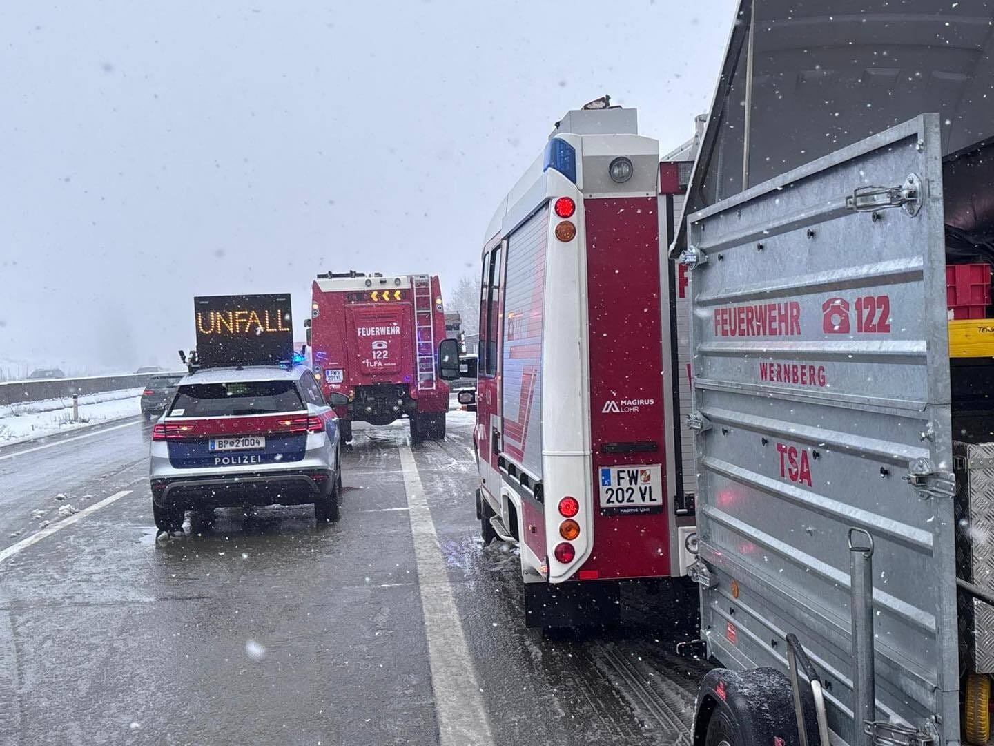 Zahlreiche Einsatzkräfte waren am Unfallort.