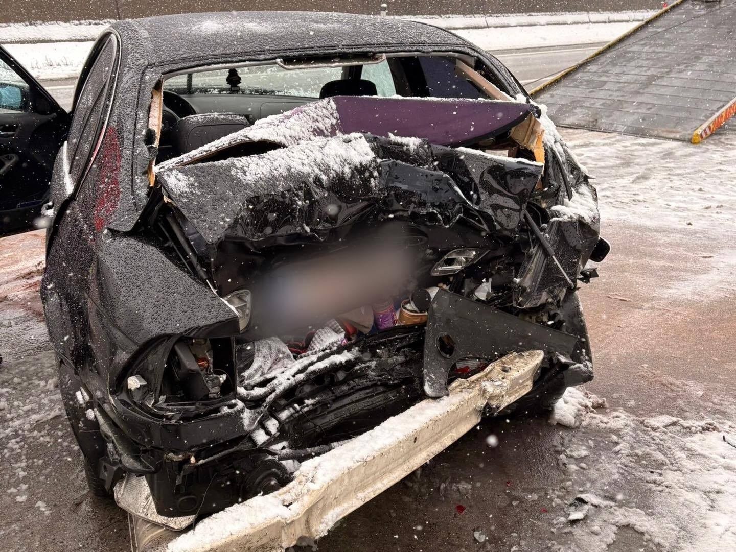 Der Wagen wurde stark beschädigt.